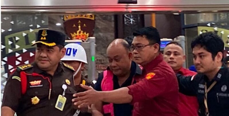 Dadan terlihat mengenakan rompi tahanan berwarna merah muda saat digiring penyidik Jaksa Agung Muda Tindak Pidana Khusus (Jampidsus) (Foto Istimewa)