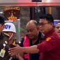 Dadan terlihat mengenakan rompi tahanan berwarna merah muda saat digiring penyidik Jaksa Agung Muda Tindak Pidana Khusus (Jampidsus) (Foto Istimewa)
