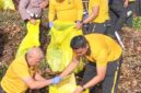 BAKTI KEBERSIHAN - Kapolda Kalsel Irjen Pol Dr. Rosyanto Yudha Hermawan bersama Ketua Bhayangkari Daerah Kalsel, Wakapolda Brigjen Pol Noviar serta unsur Forkopimda mengikuti aksi bersih-bersih di kawasan Siring 0 Kilometer Banjarmasin, Jumat (5/6/2026). (foto)