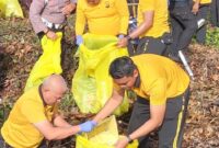 BAKTI KEBERSIHAN - Kapolda Kalsel Irjen Pol Dr. Rosyanto Yudha Hermawan bersama Ketua Bhayangkari Daerah Kalsel, Wakapolda Brigjen Pol Noviar serta unsur Forkopimda mengikuti aksi bersih-bersih di kawasan Siring 0 Kilometer Banjarmasin, Jumat (5/6/2026). (foto)