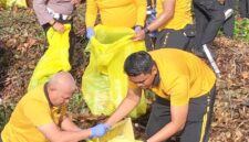 BAKTI KEBERSIHAN - Kapolda Kalsel Irjen Pol Dr. Rosyanto Yudha Hermawan bersama Ketua Bhayangkari Daerah Kalsel, Wakapolda Brigjen Pol Noviar serta unsur Forkopimda mengikuti aksi bersih-bersih di kawasan Siring 0 Kilometer Banjarmasin, Jumat (5/6/2026). (foto)