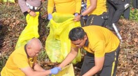 BAKTI KEBERSIHAN - Kapolda Kalsel Irjen Pol Dr. Rosyanto Yudha Hermawan bersama Ketua Bhayangkari Daerah Kalsel, Wakapolda Brigjen Pol Noviar serta unsur Forkopimda mengikuti aksi bersih-bersih di kawasan Siring 0 Kilometer Banjarmasin, Jumat (5/6/2026). (foto)