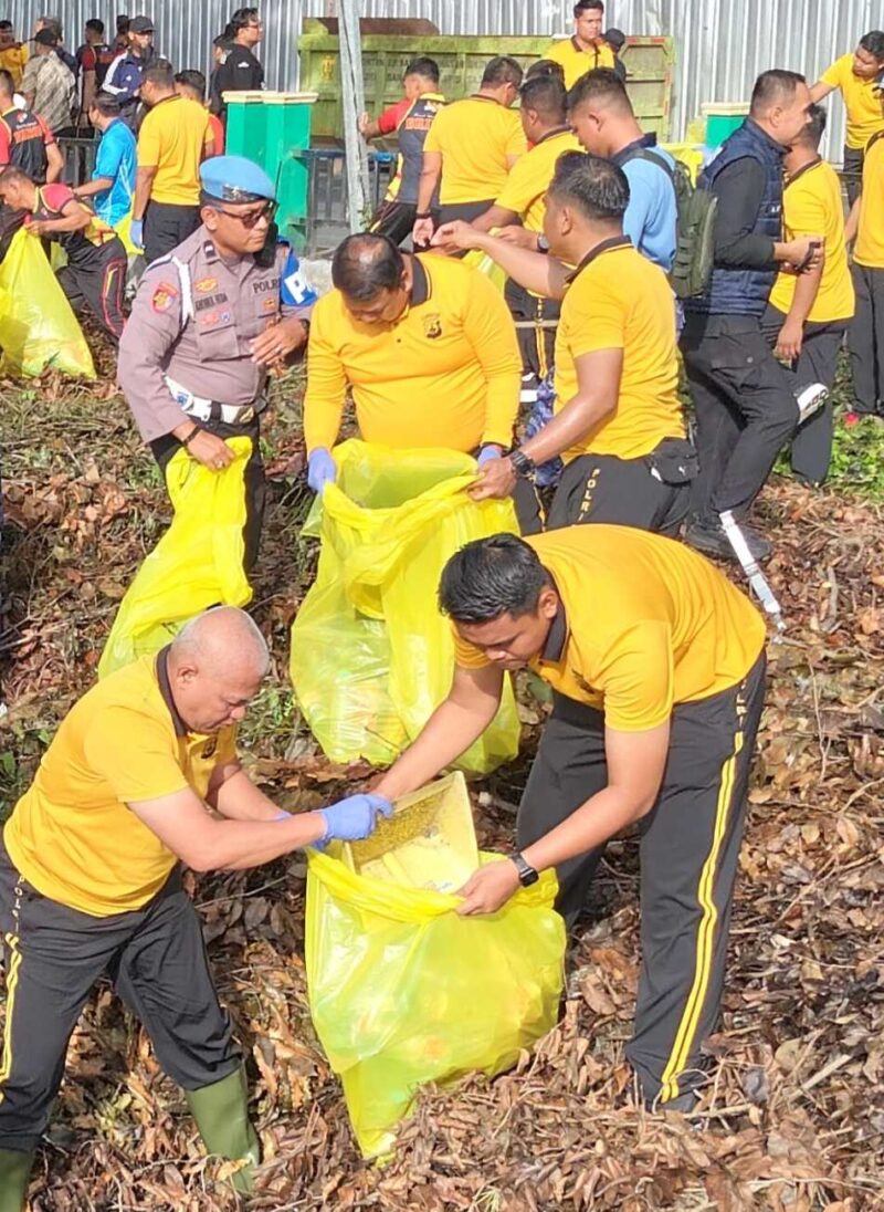 BAKTI KEBERSIHAN - Kapolda Kalsel Irjen Pol Dr. Rosyanto Yudha Hermawan bersama Ketua Bhayangkari Daerah Kalsel, Wakapolda Brigjen Pol Noviar serta unsur Forkopimda mengikuti aksi bersih-bersih di kawasan Siring 0 Kilometer Banjarmasin, Jumat (5/6/2026). (foto)