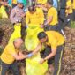 BAKTI KEBERSIHAN - Kapolda Kalsel Irjen Pol Dr. Rosyanto Yudha Hermawan bersama Ketua Bhayangkari Daerah Kalsel, Wakapolda Brigjen Pol Noviar serta unsur Forkopimda mengikuti aksi bersih-bersih di kawasan Siring 0 Kilometer Banjarmasin, Jumat (5/6/2026). (foto)