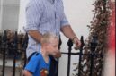 TANGKAPAN LAYAR – Sosok aktor pemeran Superman, Henry Cavill, berjalan bersama seorang bocah yang disebut sebagai keponakannya dalam unggahan viral media sosial. Kisah tersebut ramai dibicarakan netizen dan menuai berbagai komentar lucu serta menggemaskan. (foto: tangkapan layar)

