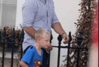 TANGKAPAN LAYAR – Sosok aktor pemeran Superman, Henry Cavill, berjalan bersama seorang bocah yang disebut sebagai keponakannya dalam unggahan viral media sosial. Kisah tersebut ramai dibicarakan netizen dan menuai berbagai komentar lucu serta menggemaskan. (foto: tangkapan layar)

