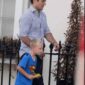 TANGKAPAN LAYAR – Sosok aktor pemeran Superman, Henry Cavill, berjalan bersama seorang bocah yang disebut sebagai keponakannya dalam unggahan viral media sosial. Kisah tersebut ramai dibicarakan netizen dan menuai berbagai komentar lucu serta menggemaskan. (foto: tangkapan layar)
