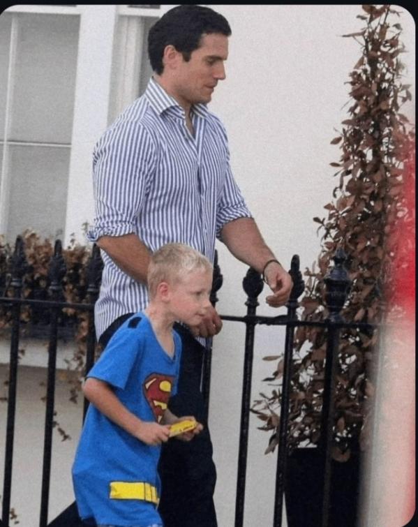 TANGKAPAN LAYAR – Sosok aktor pemeran Superman, Henry Cavill, berjalan bersama seorang bocah yang disebut sebagai keponakannya dalam unggahan viral media sosial. Kisah tersebut ramai dibicarakan netizen dan menuai berbagai komentar lucu serta menggemaskan. (foto: tangkapan layar)
