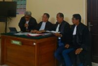Tim penasihat hukum terdakwa asal Banjarmasin, Bujino A Salan SH MH, Drs Werhan Asmin SH MH MDiv, Imansyah SH dan H Ikhsan Sos SH MH saat mengikuti persidangan lanjutan di Pengadilan Negeri Kuala Kapuas. (foto: istimewa)