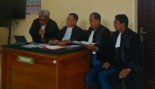 Tim penasihat hukum terdakwa asal Banjarmasin, Bujino A Salan SH MH, Drs Werhan Asmin SH MH MDiv, Imansyah SH dan H Ikhsan Sos SH MH saat mengikuti persidangan lanjutan di Pengadilan Negeri Kuala Kapuas. (foto: istimewa)