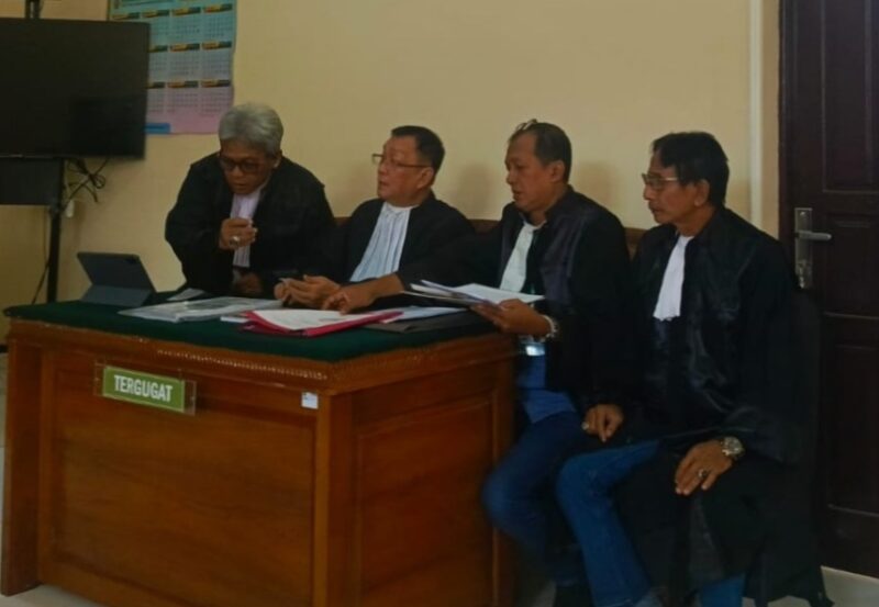 Tim penasihat hukum terdakwa asal Banjarmasin, Bujino A Salan SH MH, Drs Werhan Asmin SH MH MDiv, Imansyah SH dan H Ikhsan Sos SH MH saat mengikuti persidangan lanjutan di Pengadilan Negeri Kuala Kapuas. (foto: istimewa)