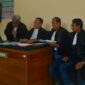 Tim penasihat hukum terdakwa asal Banjarmasin, Bujino A Salan SH MH, Drs Werhan Asmin SH MH MDiv, Imansyah SH dan H Ikhsan Sos SH MH saat mengikuti persidangan lanjutan di Pengadilan Negeri Kuala Kapuas. (foto: istimewa)