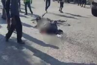 TKP LAKA – Petugas dan relawan berada di lokasi kecelakaan yang melibatkan seorang pengayuh sepeda dengan truk tronton di Jalan Barito Hilir, dekat gerbang Pelabuhan Trisakti, Kecamatan Banjarmasin Barat, Rabu (10/6/2026) pagi. (foto: istimewa)
