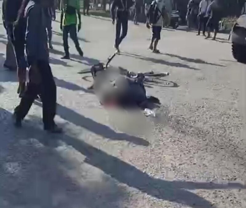 TKP LAKA – Petugas dan relawan berada di lokasi kecelakaan yang melibatkan seorang pengayuh sepeda dengan truk tronton di Jalan Barito Hilir, dekat gerbang Pelabuhan Trisakti, Kecamatan Banjarmasin Barat, Rabu (10/6/2026) pagi. (foto: istimewa)
