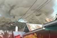 ASAP TEBAL – Asap tebal membubung saat kebakaran melanda sebuah rumah di kawasan padat penduduk Jalan Teluk Tiram Darat Gang Family Ujung RT 06 RW 01, Kelurahan Teluk Tiram, Kecamatan Banjarmasin Barat, Jumat (12/6/2026) pagi. (foto: istimewa)
