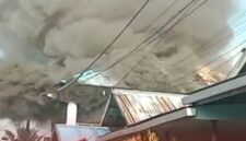 ASAP TEBAL – Asap tebal membubung saat kebakaran melanda sebuah rumah di kawasan padat penduduk Jalan Teluk Tiram Darat Gang Family Ujung RT 06 RW 01, Kelurahan Teluk Tiram, Kecamatan Banjarmasin Barat, Jumat (12/6/2026) pagi. (foto: istimewa)
