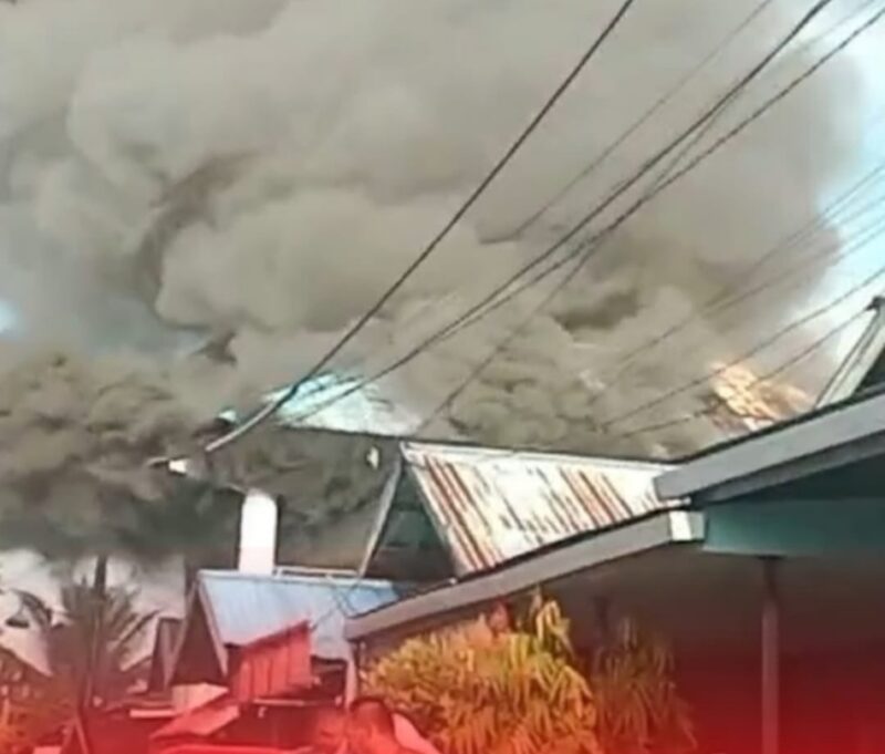 ASAP TEBAL – Asap tebal membubung saat kebakaran melanda sebuah rumah di kawasan padat penduduk Jalan Teluk Tiram Darat Gang Family Ujung RT 06 RW 01, Kelurahan Teluk Tiram, Kecamatan Banjarmasin Barat, Jumat (12/6/2026) pagi. (foto: istimewa)
