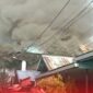 ASAP TEBAL – Asap tebal membubung saat kebakaran melanda sebuah rumah di kawasan padat penduduk Jalan Teluk Tiram Darat Gang Family Ujung RT 06 RW 01, Kelurahan Teluk Tiram, Kecamatan Banjarmasin Barat, Jumat (12/6/2026) pagi. (foto: istimewa)
