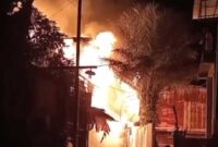 KEBAKARAN PEMUKIMAN - Kobaran api mengamuk di kawasan Jalan KS Tubun Gang 2 Damai, Banjarmasin, Jumat (12/6/2026) petang. Sejumlah unit pemadam kebakaran berjibaku memadamkan api agar tidak merembet ke rumah warga lainnya. (foto: istimewa)