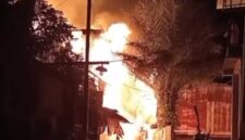 KEBAKARAN PEMUKIMAN - Kobaran api mengamuk di kawasan Jalan KS Tubun Gang 2 Damai, Banjarmasin, Jumat (12/6/2026) petang. Sejumlah unit pemadam kebakaran berjibaku memadamkan api agar tidak merembet ke rumah warga lainnya. (foto: istimewa)