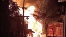 KEBAKARAN PEMUKIMAN - Kobaran api mengamuk di kawasan Jalan KS Tubun Gang 2 Damai, Banjarmasin, Jumat (12/6/2026) petang. Sejumlah unit pemadam kebakaran berjibaku memadamkan api agar tidak merembet ke rumah warga lainnya. (foto: istimewa)