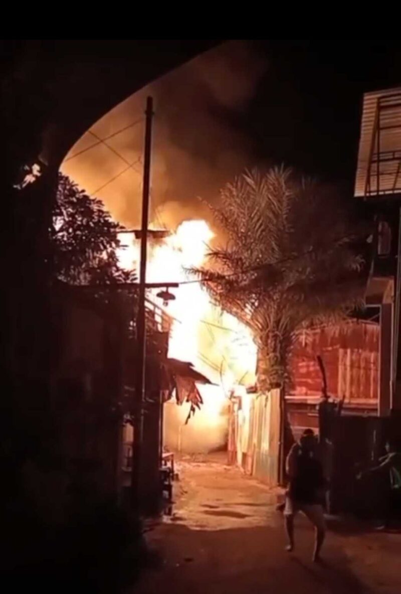 KEBAKARAN PEMUKIMAN - Kobaran api mengamuk di kawasan Jalan KS Tubun Gang 2 Damai, Banjarmasin, Jumat (12/6/2026) petang. Sejumlah unit pemadam kebakaran berjibaku memadamkan api agar tidak merembet ke rumah warga lainnya. (foto: istimewa)