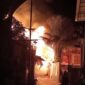 KEBAKARAN PEMUKIMAN - Kobaran api mengamuk di kawasan Jalan KS Tubun Gang 2 Damai, Banjarmasin, Jumat (12/6/2026) petang. Sejumlah unit pemadam kebakaran berjibaku memadamkan api agar tidak merembet ke rumah warga lainnya. (foto: istimewa)