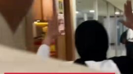 
Usai menghadiri rapat tertutup bersama DPR RI, Kepala Badan Gizi Nasional (BGN) Nanik S Deyang terus berjalan hingga naik mobil tak melayani pertanyaan wartawan (Foto Istimewa)
