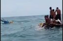KORBAN SELAMAT DIEVAKUASI – Sejumlah ABK yang selamat bertahan di atas puing kapal perenggek ikan Mega Harapan usai mengalami kecelakaan laut di perairan Desa Labuan Mas, Kecamatan Pulau Laut Selatan, Kabupaten Kotabaru, Selasa (16/6/2026). Dalam peristiwa tersebut satu orang meninggal dunia, satu lainnya masih dalam pencarian, sementara lima ABK berhasil diselamatkan oleh nelayan yang melintas. (foto: istimewa)

