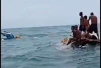 KORBAN SELAMAT DIEVAKUASI – Sejumlah ABK yang selamat bertahan di atas puing kapal perenggek ikan Mega Harapan usai mengalami kecelakaan laut di perairan Desa Labuan Mas, Kecamatan Pulau Laut Selatan, Kabupaten Kotabaru, Selasa (16/6/2026). Dalam peristiwa tersebut satu orang meninggal dunia, satu lainnya masih dalam pencarian, sementara lima ABK berhasil diselamatkan oleh nelayan yang melintas. (foto: istimewa)

