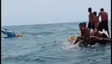 KORBAN SELAMAT DIEVAKUASI – Sejumlah ABK yang selamat bertahan di atas puing kapal perenggek ikan Mega Harapan usai mengalami kecelakaan laut di perairan Desa Labuan Mas, Kecamatan Pulau Laut Selatan, Kabupaten Kotabaru, Selasa (16/6/2026). Dalam peristiwa tersebut satu orang meninggal dunia, satu lainnya masih dalam pencarian, sementara lima ABK berhasil diselamatkan oleh nelayan yang melintas. (foto: istimewa)