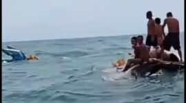 KORBAN SELAMAT DIEVAKUASI – Sejumlah ABK yang selamat bertahan di atas puing kapal perenggek ikan Mega Harapan usai mengalami kecelakaan laut di perairan Desa Labuan Mas, Kecamatan Pulau Laut Selatan, Kabupaten Kotabaru, Selasa (16/6/2026). Dalam peristiwa tersebut satu orang meninggal dunia, satu lainnya masih dalam pencarian, sementara lima ABK berhasil diselamatkan oleh nelayan yang melintas. (foto: istimewa)
