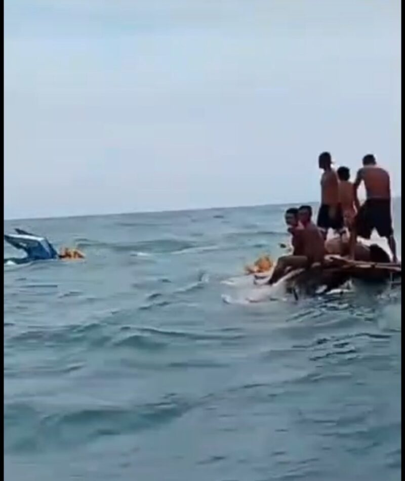 KORBAN SELAMAT DIEVAKUASI – Sejumlah ABK yang selamat bertahan di atas puing kapal perenggek ikan Mega Harapan usai mengalami kecelakaan laut di perairan Desa Labuan Mas, Kecamatan Pulau Laut Selatan, Kabupaten Kotabaru, Selasa (16/6/2026). Dalam peristiwa tersebut satu orang meninggal dunia, satu lainnya masih dalam pencarian, sementara lima ABK berhasil diselamatkan oleh nelayan yang melintas. (foto: istimewa)

