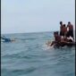 KORBAN SELAMAT DIEVAKUASI – Sejumlah ABK yang selamat bertahan di atas puing kapal perenggek ikan Mega Harapan usai mengalami kecelakaan laut di perairan Desa Labuan Mas, Kecamatan Pulau Laut Selatan, Kabupaten Kotabaru, Selasa (16/6/2026). Dalam peristiwa tersebut satu orang meninggal dunia, satu lainnya masih dalam pencarian, sementara lima ABK berhasil diselamatkan oleh nelayan yang melintas. (foto: istimewa)

