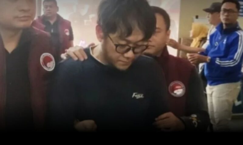 Penyidik Direktorat Tindak Pidana Narkoba (Dittipidnarkoba) Bareskrim Polri menggiring Frans Antoni (FA), pengendali keuangan jaringan narkoba Fredy Pratama, di gedung Bareskrim Polri (Foto Istimewa)