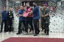 Tersangka GHS dibawa keluar oleh petugas Kejagung ke mobil tahanan (Foto Istimewa)
