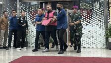 Tersangka GHS dibawa keluar oleh petugas Kejagung ke mobil tahanan (Foto Istimewa)
