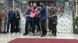 Tersangka GHS dibawa keluar oleh petugas Kejagung ke mobil tahanan (Foto Istimewa)
