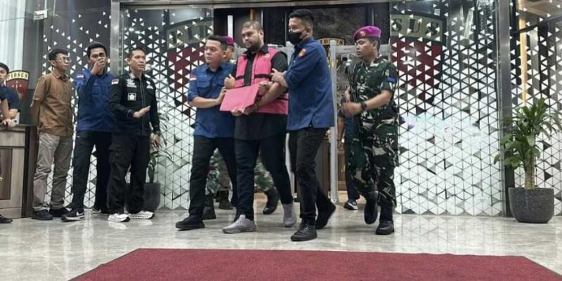 Tersangka GHS dibawa keluar oleh petugas Kejagung ke mobil tahanan (Foto Istimewa)
