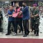 Tersangka GHS dibawa keluar oleh petugas Kejagung ke mobil tahanan (Foto Istimewa)
