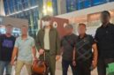 Tim SIRI Kejagung bersama buronan perkara dugaan penipuan bisnis batu bara, Richard Arief Muljadi (tengah )