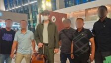 Tim SIRI Kejagung bersama buronan perkara dugaan penipuan bisnis batu bara, Richard Arief Muljadi (tengah )