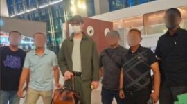 Tim SIRI Kejagung bersama buronan perkara dugaan penipuan bisnis batu bara, Richard Arief Muljadi (tengah )