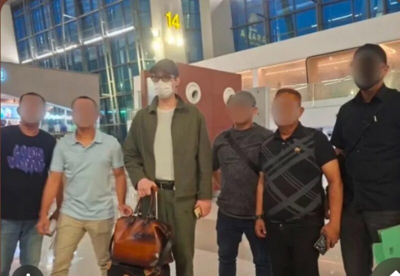 Tim SIRI Kejagung bersama buronan perkara dugaan penipuan bisnis batu bara, Richard Arief Muljadi (tengah )