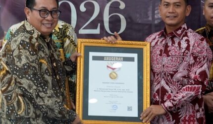 Wali Kota Yamin Dianugerahi Sahabat Pers SMSI di Gedung Dewan Pers