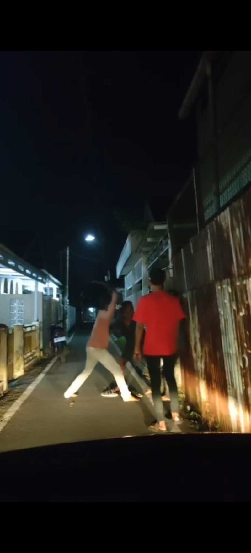 VIDEO VIRAL – Tangkapan layar dari video yang beredar di grup WhatsApp dan media sosial memperlihatkan suasana usai perkelahian berdarah di Jalan Setoyo S, Gang Kita, Banjarmasin Tengah, Selasa (30/6/2026) malam. Peristiwa tersebut menewaskan satu orang dan menyebabkan satu lainnya terluka. (foto: tangkapan layar video viral)