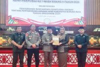 Wakil Ketua I DPRD Mura Dina Maulidah saat menerima Ranperda Pertanggungjawaban APBD Kab. Mura Tahun 2025 dari Wakil Bupati Mura Rahmanto Muhiddin (foto: Maya)