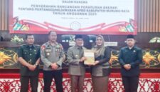 Wakil Ketua I DPRD Mura Dina Maulidah saat menerima Ranperda Pertanggungjawaban APBD Kab. Mura Tahun 2025 dari Wakil Bupati Mura Rahmanto Muhiddin (foto: Maya)
