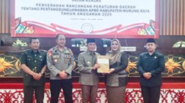 Wakil Ketua I DPRD Mura Dina Maulidah saat menerima Ranperda Pertanggungjawaban APBD Kab. Mura Tahun 2025 dari Wakil Bupati Mura Rahmanto Muhiddin (foto: Maya)