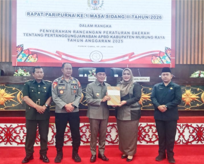Wakil Ketua I DPRD Mura Dina Maulidah saat menerima Ranperda Pertanggungjawaban APBD Kab. Mura Tahun 2025 dari Wakil Bupati Mura Rahmanto Muhiddin (foto: Maya)